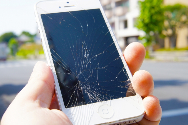 スマートフォンの画面割れ修理の値段は？機種別・業者別で解説