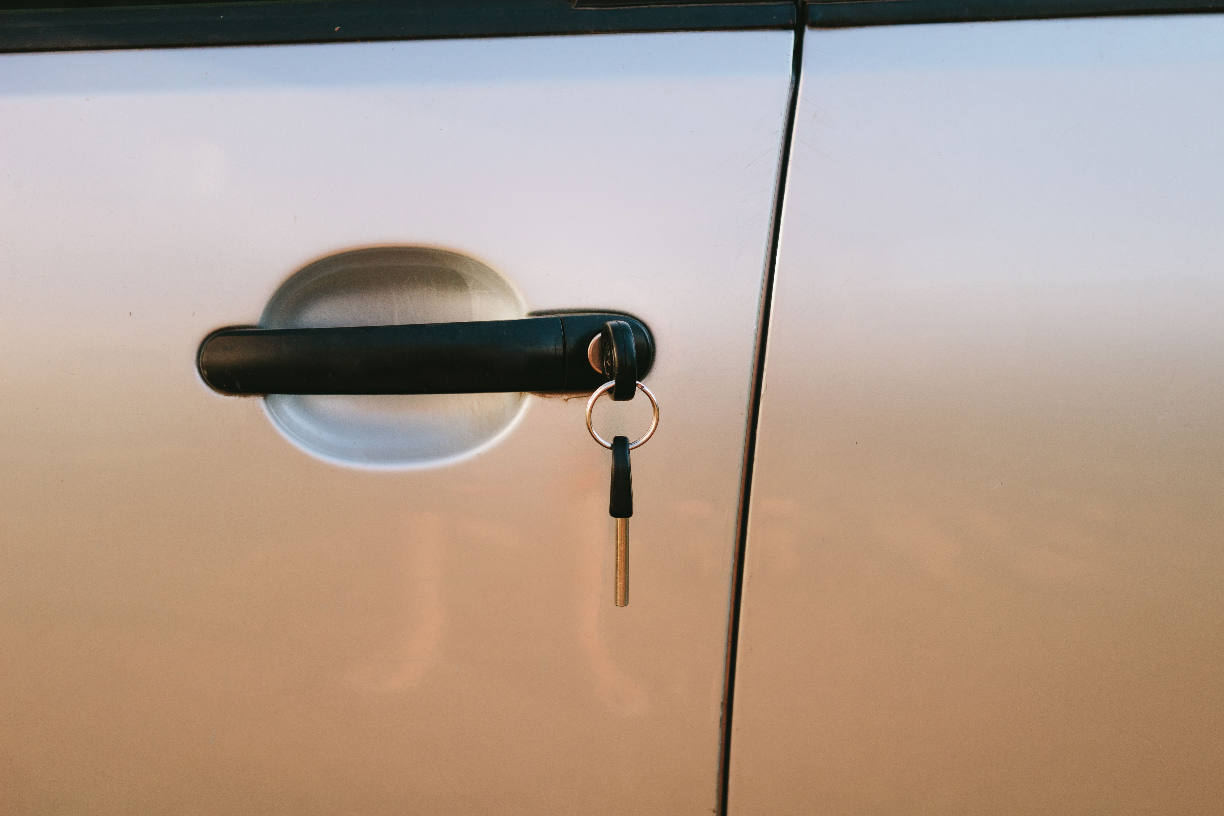 車の鍵が抜けない時の原因と対処法｜自分でできる解決策と注意点