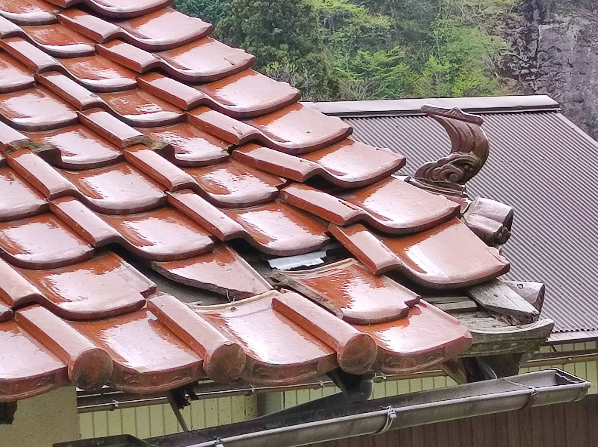 瓦屋根の修理費用相場｜自力で補修する方法やメンテナンス時期についても解説