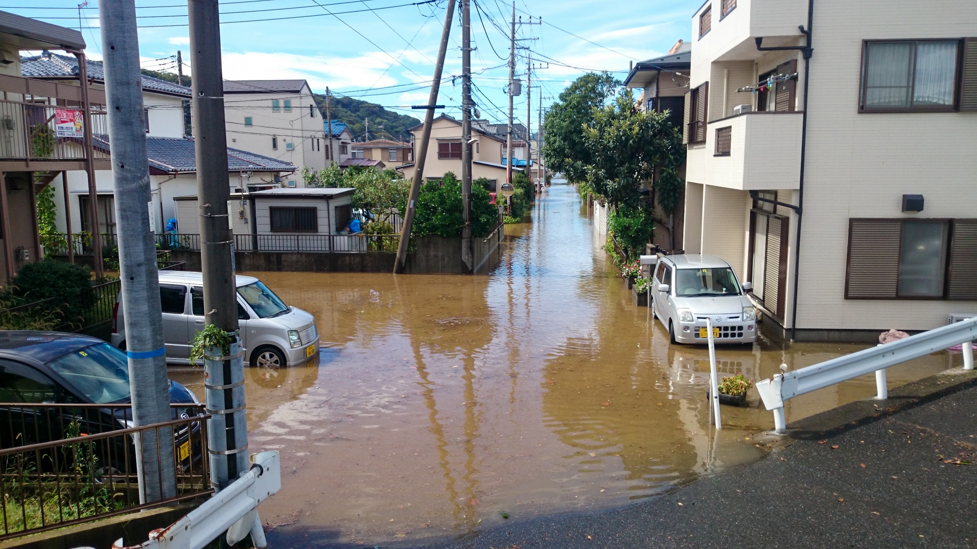 台風による車の被害を防ぐには?今すぐできる対策まとめ【破損・横転・水没も防ごう】