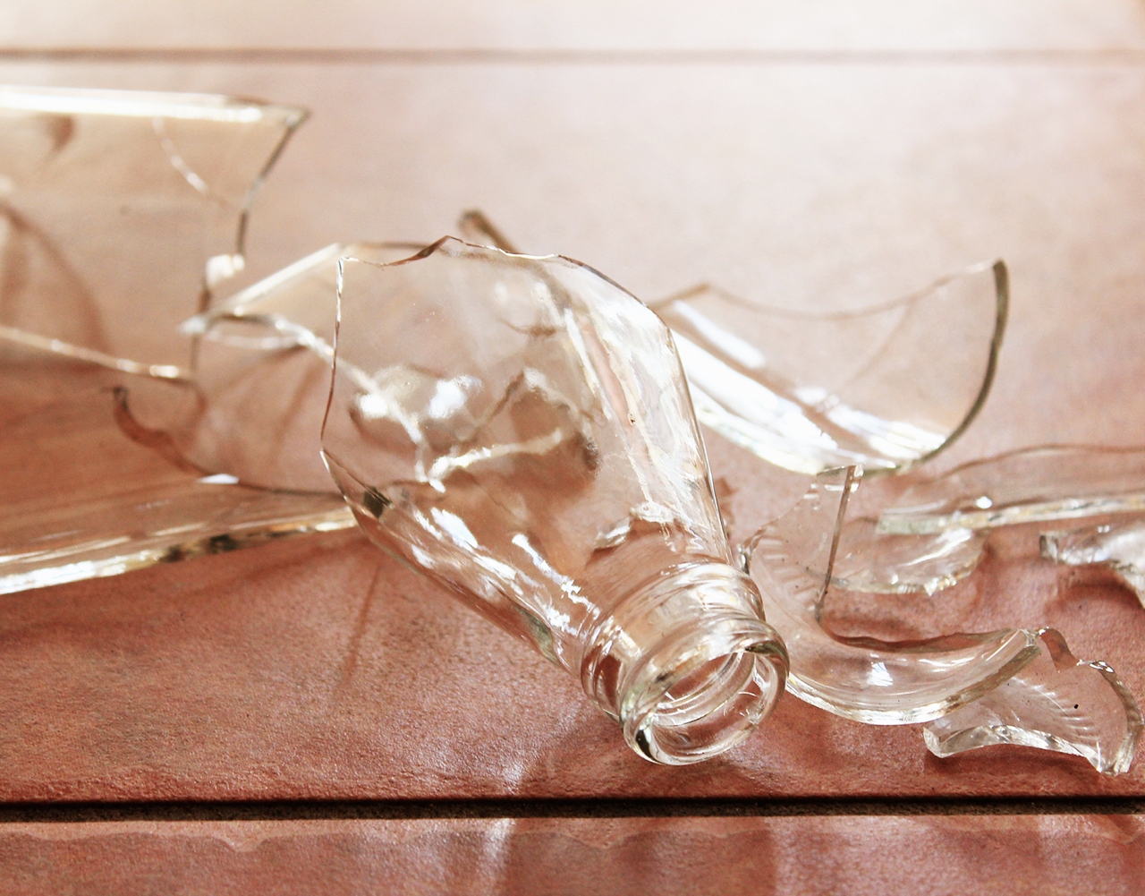 割れたガラスの正しい掃除方法|場所・床材別に解説【子ども・ペット対策も】