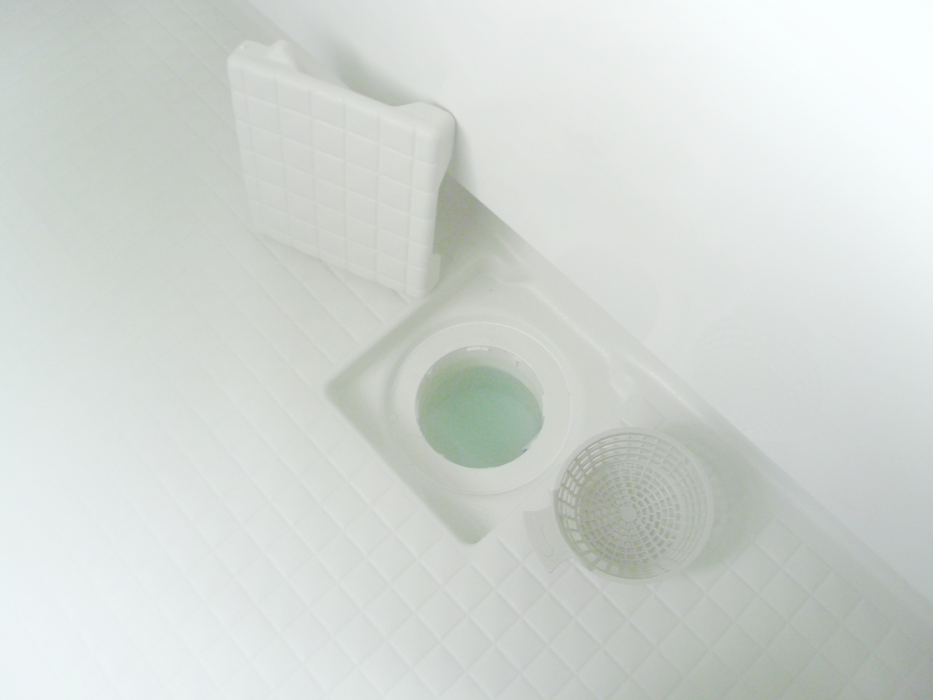 お風呂の排水口に排水トラップがない？確認と対処法を解説