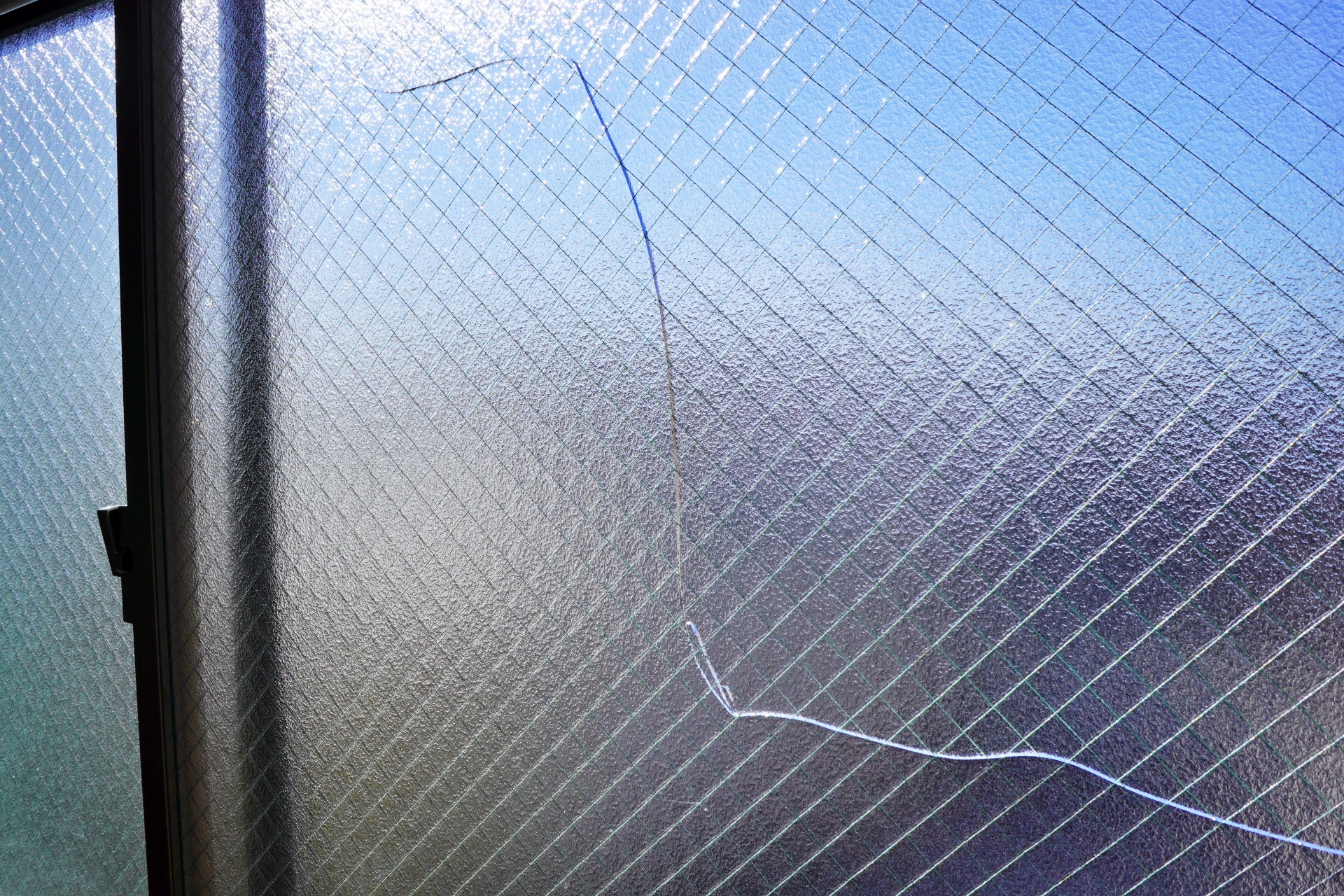 ひび割れガラスの応急処置｜種類別の正しい対処法と費用・業者選び