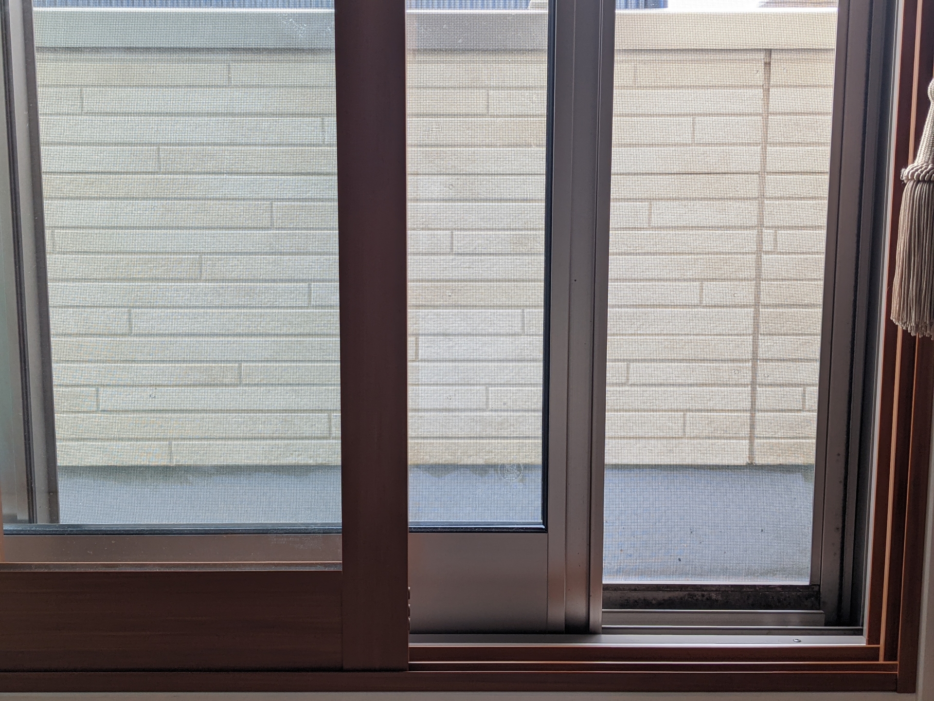 【賃貸】網戸が外れた！直し方・賃貸契約の確認方法・大家さんへの連絡方法を解説