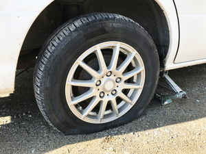 車のタイヤがパンクしたときの修理方法は?タイヤ交換費用や依頼先を紹介
