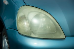 車のヘッドライトの黄ばみを除去する方法│磨き方や防止法を紹介