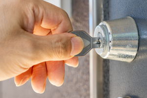 鍵が抜けない原因と対処法は？やってはいけないNG対応も解説