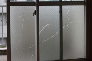 窓ガラスの熱割れの見分け方は？原因や事前対策についても解説