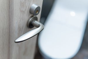 トイレの鍵修理|費用相場や壊れた時の対処法を解説
