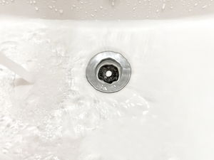 洗面所のつまりを今すぐ直す!【原因別】自力でできる直し方