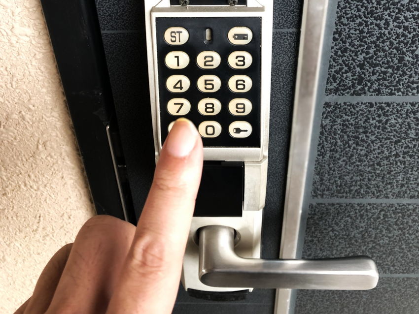 スマートキー付き玄関が危険と言われるのはなぜ?メリット・デメリットや対策を解説