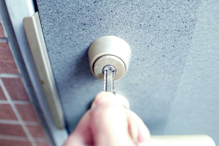 玄関の鍵が回らないときの原因は?対処法やNG行為について解説