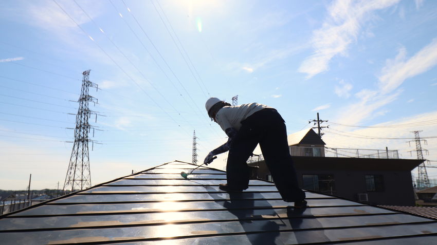 屋根リフォームの費用相場|補助金などの費用を抑えるコツについても解説