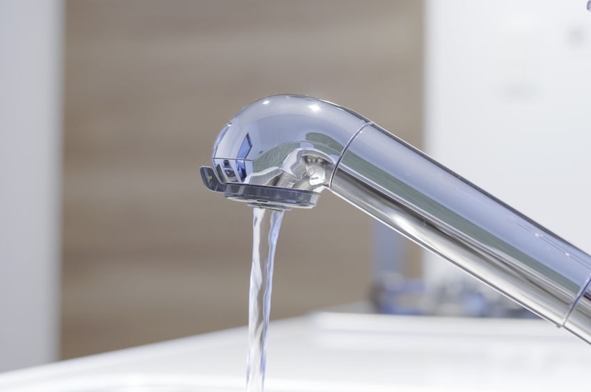 水道管のサビで水が赤い?原因から対処法・交換の目安まで解説