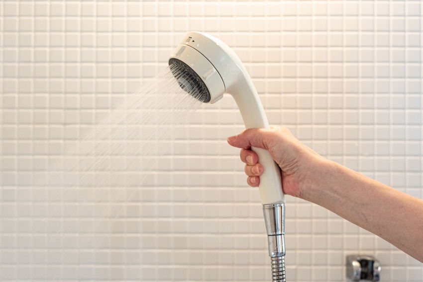 シャワーヘッドのポタポタ水漏れは故障?原因の見極め方と直し方|DIYのトラブル事例も解説