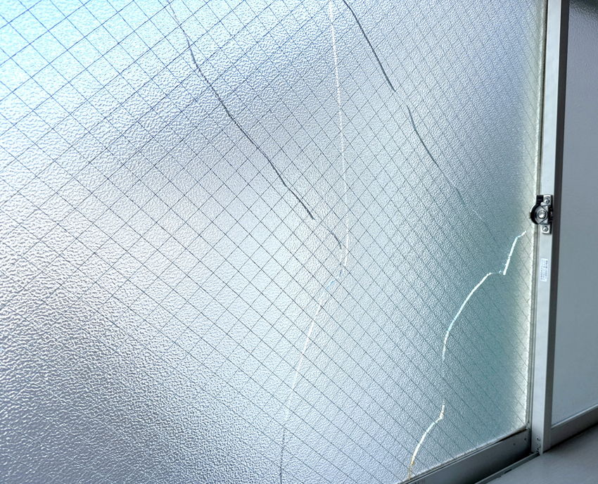 窓ガラスの熱割れは火災保険が使える!申請方法から修理費用まで解説
